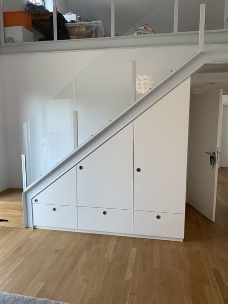 Treppenschrank nach Maß in weiß