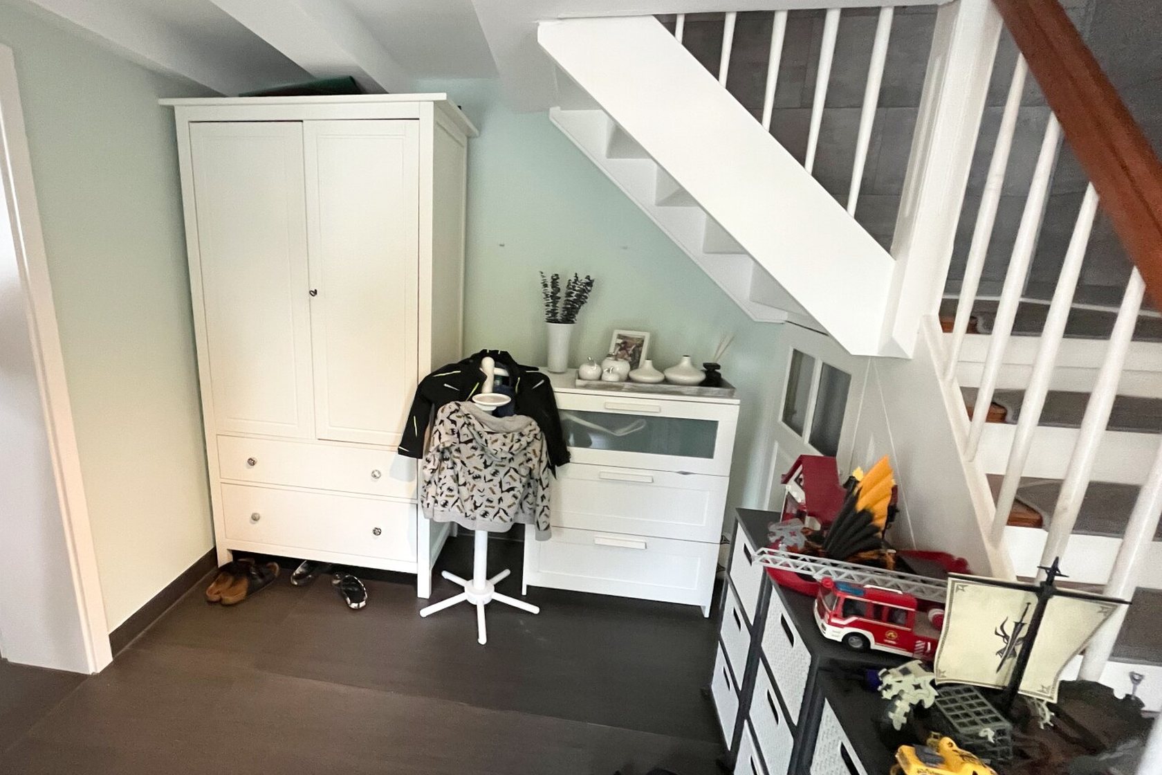 Schränke unter Treppe vorher