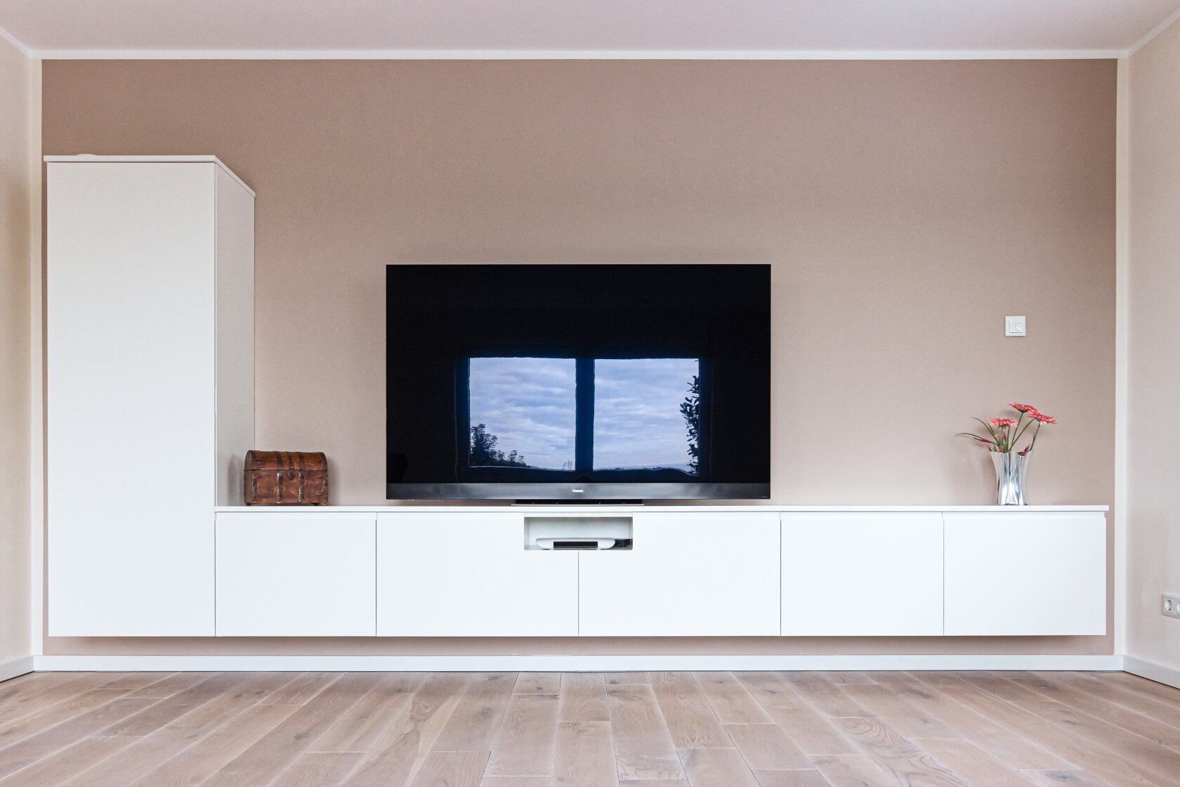 Multimedia-Möbel nach Maß in Weiß