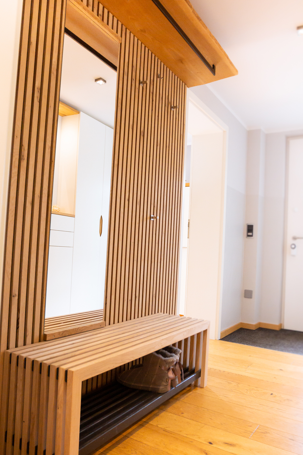 Garderobe in Eiche mit Sitzbank und großem Spiegel Garderobe in Eiche mit Sitzbank und großem Spiegel