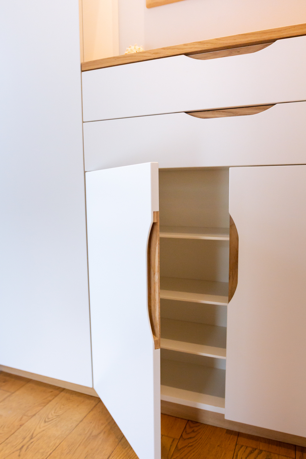 Garderobe mit geöffneter Schranktür Garderobe mit geöffneter Schranktür
